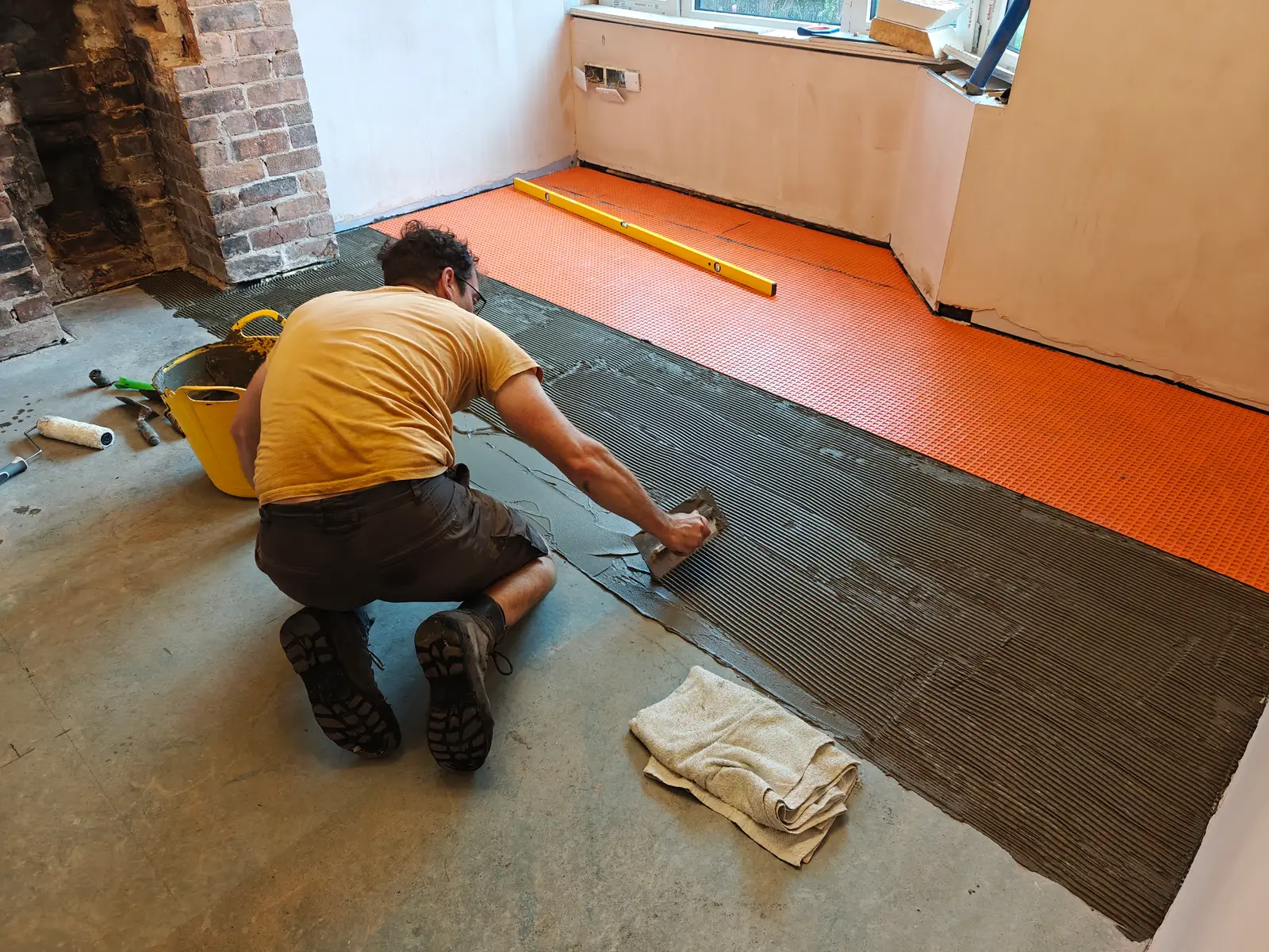 Laying anti-fracture mat before floor tiling